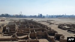 Kota berusia 3.000 tahun, yang dijuluki "The Rise of Aten" dari masa pemerintahan Amenhotep III, ditemukan oleh tim ahli purbakala Mesir di dekat Luxor, dalam gambar yang dirilis oleh Kementerian Purbakala Mesir, 8 April 2021. (AFP PHOTO / HO / EGYPTIAN MINISTRY OF ANTIQUITIES)