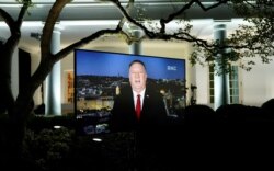 El Secretario de Estado de EE.UU., Mike Pompeo, pronuncia su discurso desde Jerusalén, proyectado en una pantalla en la Casa Blanca durante. la Convención Republicana.