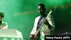 Le Britannique Olugbenga Adelekan, membre de Metronomy, se produit sur la scène du Festival de Jazz de Nice le 9 juillet 2014 en France.