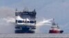 Asap keluar dari kapal feri berbendera Italia Euroferry Olympia yang terbakar di area laut Ionian dekat Pulau Corfu, Yunani, pada 20 Februari 2022. (Foto: AP/Petros Giannakouris)