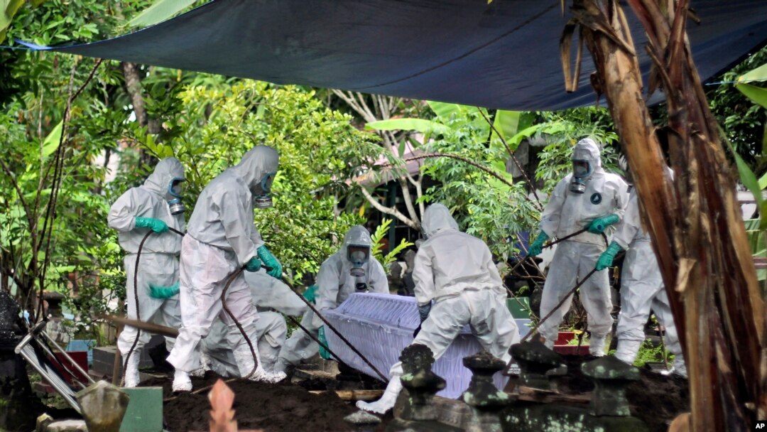 Pemakaman jenazah pasien COVID-19 di Yogyakarta, 17 Februari 2022. (Foto: AP)