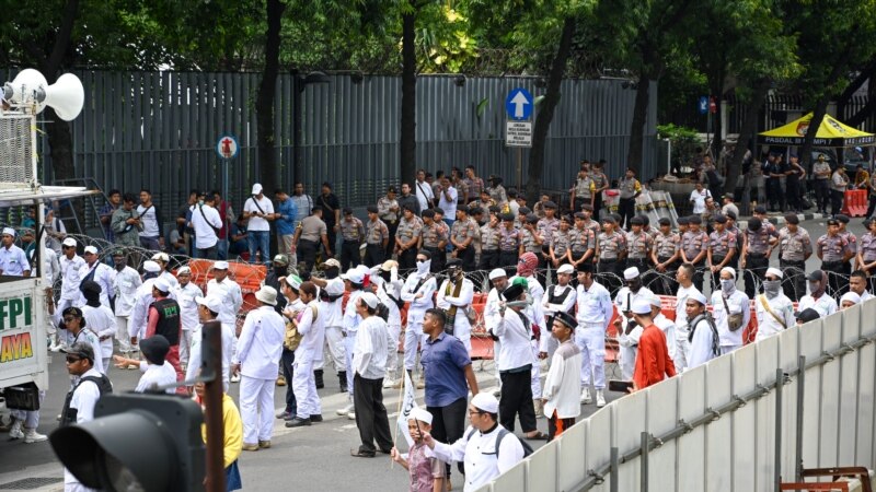 Puluhan Muslim Gelar Demo Menentang Larangan Berhijab dalam Kelas di India