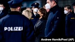 La vice-présidente américaine Kamala Harris arrive à l'aéroport international de Munich, jeudi 17 février 2022, pour la conférence sur la sécurité de Munich.