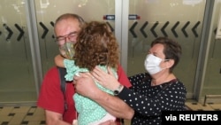 Rudolf i Julianna Nemeth iz Mađarske doputovali su u Australiju da vide svoju unuku pošto su granice otvorene za vakcinisane strane posjetioce.