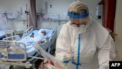 Un trabajador médico atiende a un paciente en la sala de COVID-19 del Centro Médico Barzilai en la ciudad de Ashkelon, en el sur de Israel, el 22 de febrero de 2022.