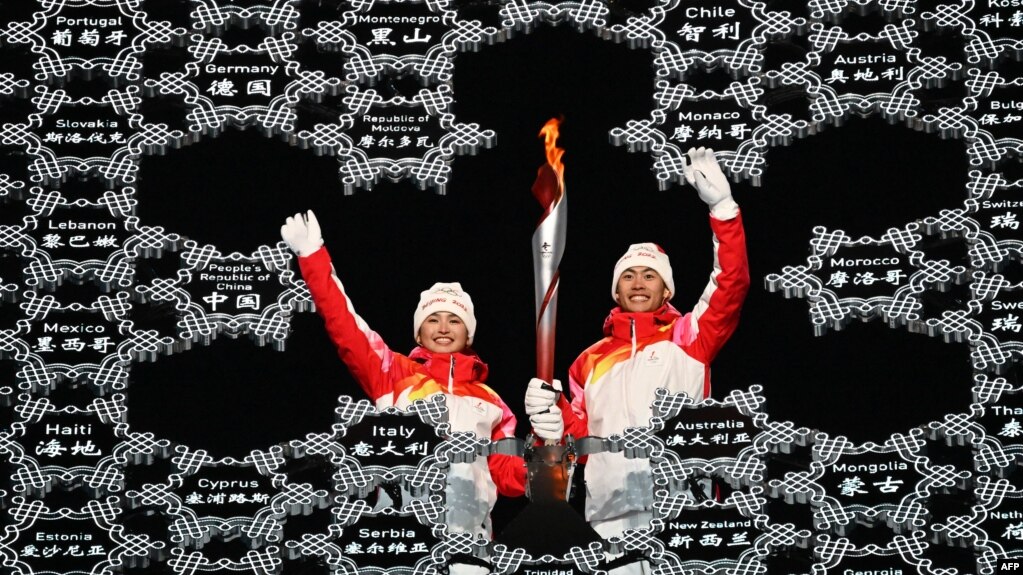 北京冬奥会开幕式上最后一棒的火炬手迪妮格尔·衣拉木江（左）和赵嘉文。（2022年2月4日）(photo:VOA)