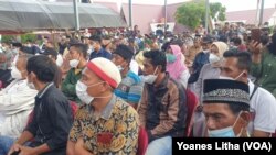 Warga masyarakat di Kabupaten Parigi MOutong saat menghadiri pertemuan dengan anggota Komisi III DPR RI, Kamis, 17 Februari 2022. (Foto : VOA/Yoanes Litha)