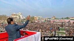 اپوزیشن جماعتوں کے جلسوں اورلانگ مارچ کے اعلان کے بعد وزیرِ اعظم عمران خان نے بھی عوامی رابطہ مہم شروع کر رکھی ہے۔