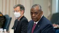 El secretario de Defensa, Lloyd Austin, se reúne con el ministro de Relaciones Exteriores de Ucrania, Dmytro Kuleba, en el Pentágono, el martes 22 de febrero de 2022.