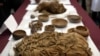 Momias infantiles aparentemente sacrificadas para acompañar a un noble muerto al más allá y vasijas descubiertas recientemente por arqueólogos que trabajan en la segunda ciudad preincaica más grande de Perú se exhiben en la Universidad de San Marcos, en Lima.