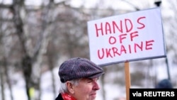 Un hombre sostiene una pancarta durante una protesta contra las acciones de Rusia en Ucrania, en la embajada rusa en Estocolmo, el 23 de febrero de 2022.