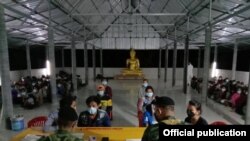အလုပ်အကိုင်ရရှိဖို့ ထိုင်းနိုင်ငံထဲ တရားမဝင် ဝင်ရောက်ရင်း အဖမ်းခံထားရတဲ့ မြန်မာနိုင်ငံသားများ။ ( photo- Thai Police and Army PR Center)