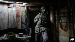 Ukrajinski vojnik stoji u skloništu na poziciji na liniji razdvajanja između teritorije koju drži Ukrajina i teritorije koju drže pobunjenici, nedaleko od Zolote, Ukrajina, 19. februara 2022.