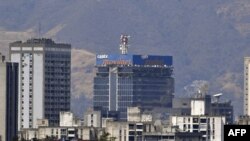 Vista de la sede de la empresa estatal de telefonía e internet CANTV en Caracas, el 10 de marzo de 2019.