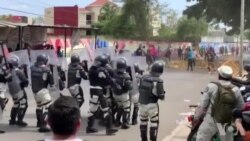 Imigran yo nan Tapachula O Meksik antre nan lese frape ak lapolis pandan yon manifestasyon. JBeliz