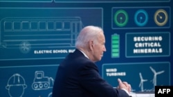 Presiden Joe Biden dalam rapat virtual untuk membahas langkah pemerintah mengamankan rantai pasokan logam tanah jarang dan bahan mineral penting lainnya bagi industri AS, hari Selasa (22/2). 