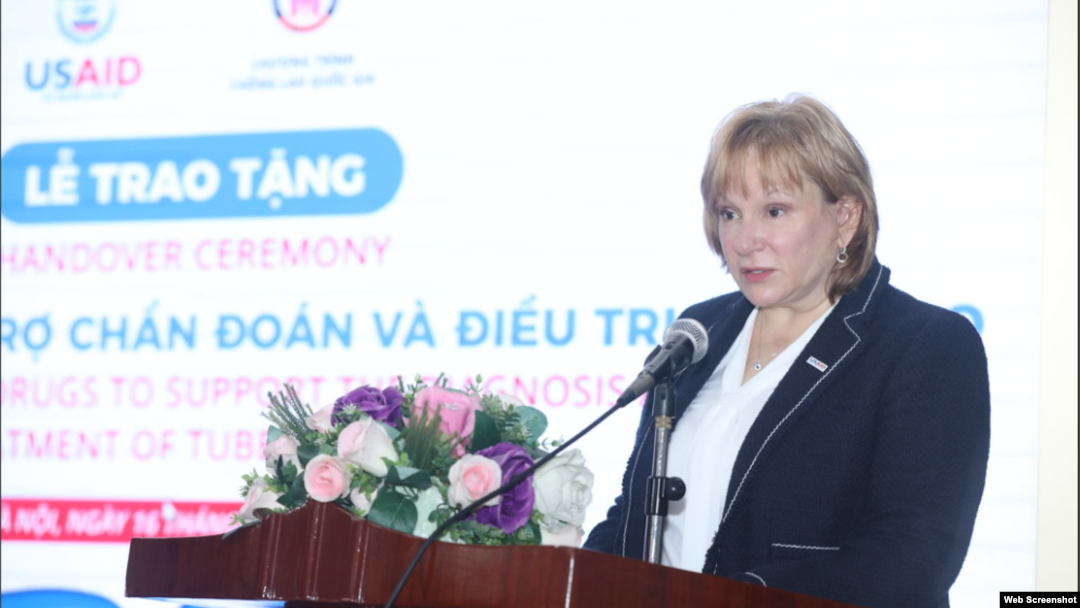 Giám đốc USAID Việt Nam Ann Marie Yastishock phát biểu lại lễ trao tặng thiết bị cho phía Việt Nam ngày 16/2/2022. Ảnh: Chương trình Chống lao Quốc gia Việt Nam via USAID.