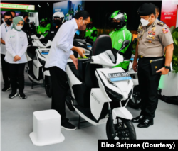 Presiden Jokowi dalam acara kolaborasi Pengembangan Ekosistem Kendaraan Listrik di Jakarta, Selasa (22/2). (Foto: Biro Setpres)