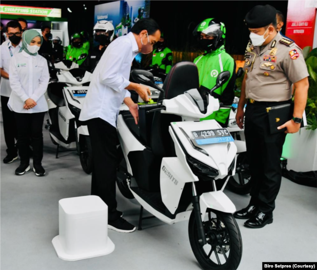 Presiden Jokowi memeriksa sepeda motor listrik dalam acara kolaborasi Pengembangan Ekosistem Kendaraan Listrik di Jakarta. (Foto dok: Biro Setpres)