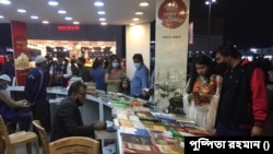সন্ধ্যার পর বৃষ্টি বন্ধ হলে কিছু গ্রন্থানুরাগী মেলায় আসেন। কিন্তু মেলা আর জমেনি। (ছবি: পুষ্পিতা রহমান) 