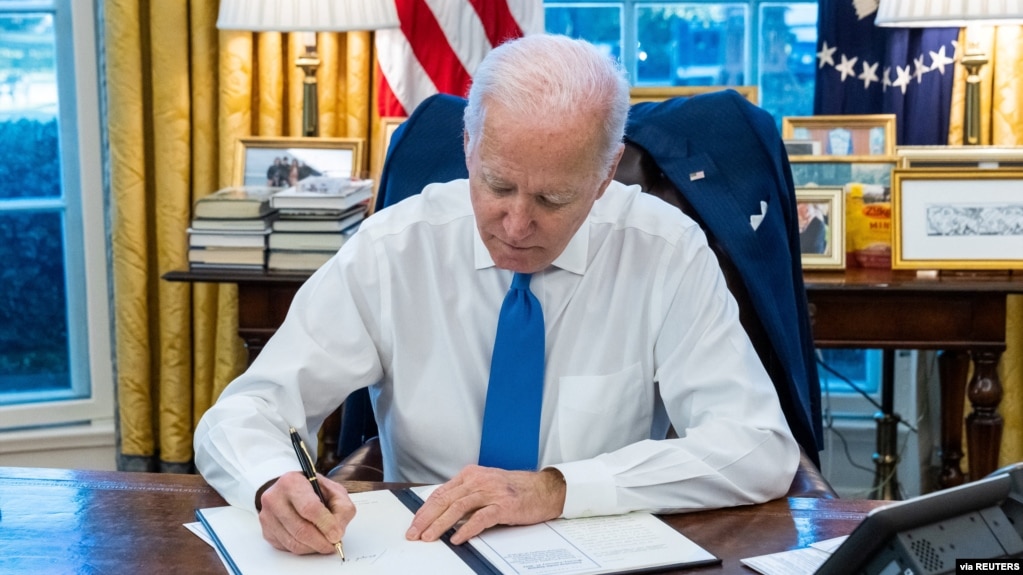 （资料照片）2022年2月21日美国总统拜登在白宫签署行政命令，禁止美国个人与被俄罗斯承认为独立的乌克兰东部两个分离地区之间的贸易和投资。(photo:VOA)