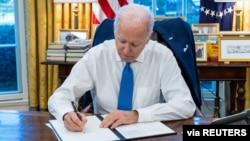 美国总统拜登在白宫签署行政命令，禁止美国个人与被俄罗斯承认为独立的乌克兰东部两个分离地区之间的贸易和投资。 （资料照片，2022年2月21日）