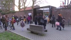 Ժպիտները տեսանելի են Ֆրանսիայի Կաբանիս-Բարա հիմնական դպրոցումսահմանափակումներով: