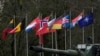 Las banderas de la OTAN y de los estados miembros ondean durante la visita de la ministra de Defensa alemana, Christine Lambrecht, a las tropas alemanas en la base militar de Rukla, Lituania, el 22 de febrero de 2022.