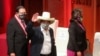El presidente de Perú, Pedro Castillo, saluda junto a su vicepresidenta, Dina Boluarte, luego de recibir las credenciales de la autoridad electoral, en Lima, Perú, el 23 de julio de 2021.
