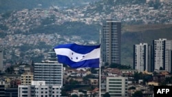 Una bandera nacional hondureña ondea al viento en Tegucigalpa, el 23 de noviembre de 2021. 
