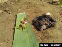 Sesajen yang dibuat masyarakat di Kebumen sebelum acara sunatan digelar. (Foto: VOA/Nurhadi)