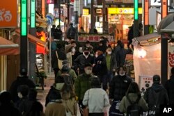 Suasana di kawasan Kabukicho, distrik hiburan Tokyo, Kamis, 17 Februari 2022. (AP/Shuji Kajiyama)