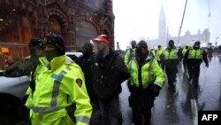 პოლიციის ოფიცრები აქციის მონაწილეებს აკავებენ. 17 თებერვალი, 2022წ. ოტავა, კანადა. 