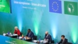 Dari kiri: Presiden Komisi Eropa Ursula von der Leyen, Presiden Senegal Macky Sall, Presiden Dewan Eropa Charles Michel dan Presiden Prancis Emmanuel Macron saat pembukaan KTT Uni Eropa Afrika di gedung Dewan Eropa di Brussels, Kamis, 17 Februari 2022. (Yves Herman, Pool via AP)