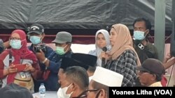 Erfina kakak kandung Rivaldi (memegang mikrofon) menyampaikan harapan agar pelaku penembakan dapat terungkap, Kamis, 17 Februari 2022. (VOA/Yoanes Litha)