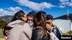 Familiares de Cristina Calderón, reaccionan luego de que falleciera a causa de COVID-19 en la región sur de Magallanes, cerca de Puerto Williams, Chile, el 17 de febrero de 2022.
