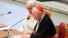 El papa Francisco, a la izquierda, escucha el discurso de apertura del cardenal Marc Ouellet mientras asiste a la inauguración de un Simposio de 3 días sobre las vocaciones en el salón Pablo VI del Vaticano, el jueves 17 de febrero de 2022.