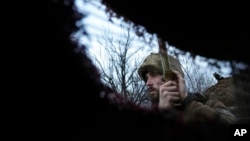 Ukrajinski borac sluša odjeke artiljerijske paljbe, u rovu na poziciji na liniji razdvajanja sa pobunjenicima, nedaleko od Zolota, Ukrajina, 19. februara 2022.