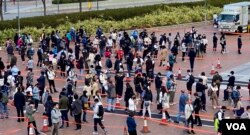香港市民排队接受新冠病毒病毒检测 (美国之音 汤惠芸)