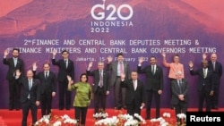 Foto bersama para Menteri Keuangan dan Gubernur Bank Sentral G20 di Jakarta, 17 Februari 2022. (Hafidz Mubarak A/Pool via REUTERS)