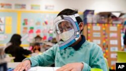 미국 캘리포니아주 린우드의 워싱턴초등학교 학생이 마스크와 얼굴 보호대를 착용한 채 수업에 참가하고 있다. (자료사진)