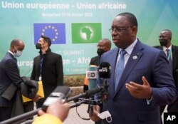 Presiden Senegal dan Presiden AU Macky Sall memberikan keterangan kepada media setibanya di gedung Dewan Eropa di Brussels, untuk menghadiri KTT Uni Eropa Afrika, Kamis, 17 Februari 2022. (John Thys, Pool Photo via AP)
