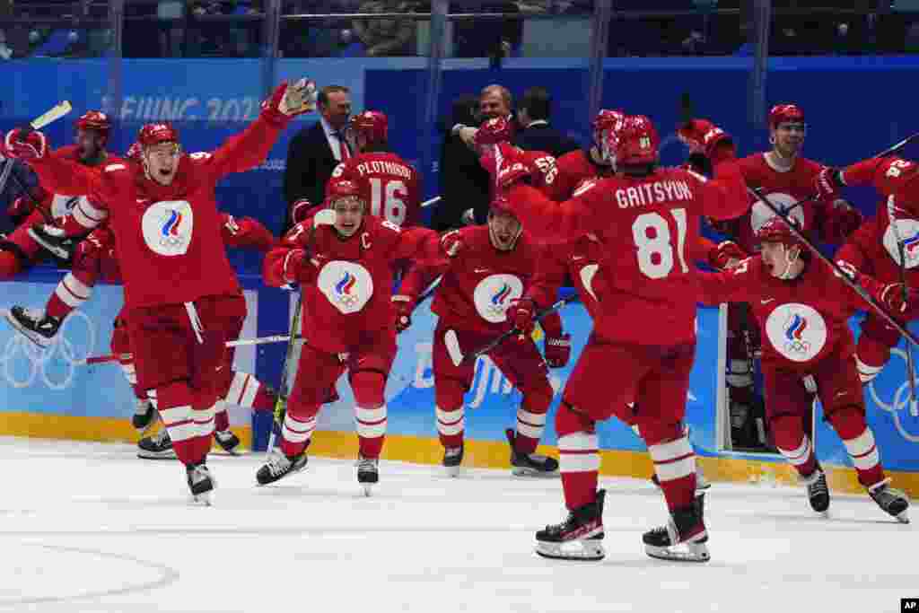 El equipo del Comité Olímpico Ruso celebró el gol de la victoria durante el partido de hockey de la semifinal masculina contra Suecia.