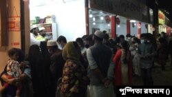 বইমেলায় স্টলগুলোতে ছিল উপচে পড়া ভিড়। (ছবি: পুষ্পিতা রহমান)