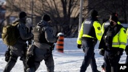 La policía en Ottawa se mueve para desmantelar un bloqueo de camioneros durante una protesta contra los mandatos de COVID-19 el viernes 18 de febrero de 2022.