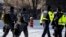 La policía en Ottawa se mueve para desmantelar un bloqueo de camioneros durante una protesta contra los mandatos de COVID-19 el viernes 18 de febrero de 2022.