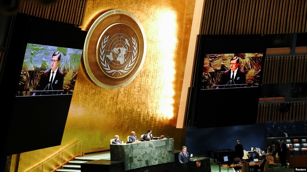 El Ministro de Relaciones Exteriores de Ucrania, Dmytro Kuleba, habla durante una la Asamblea General de la ONU, en la Sede de las Naciones Unidas en Manhattan, Nueva York, EE.UU., el 23 de febrero de 2022. 