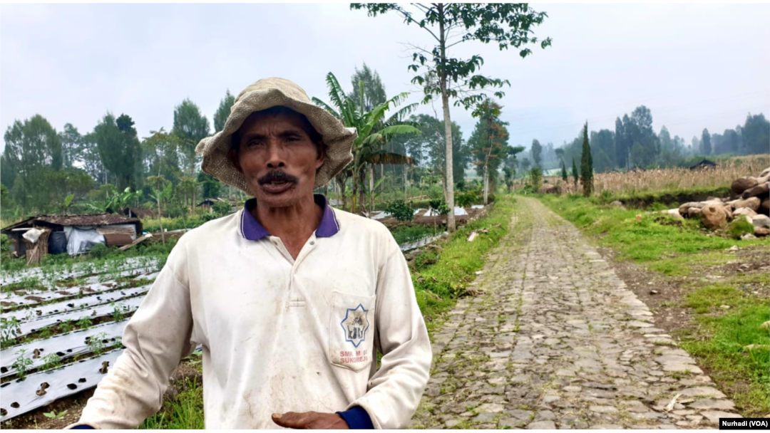 Sholeh, petani di Kledung, Jawa Tengah. (Foto: VOA/Nurhadi)