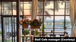 ວິວແຄມແມ່ນໍ້າຂອງໜ້າຮ້ານ Stella Cafe.
