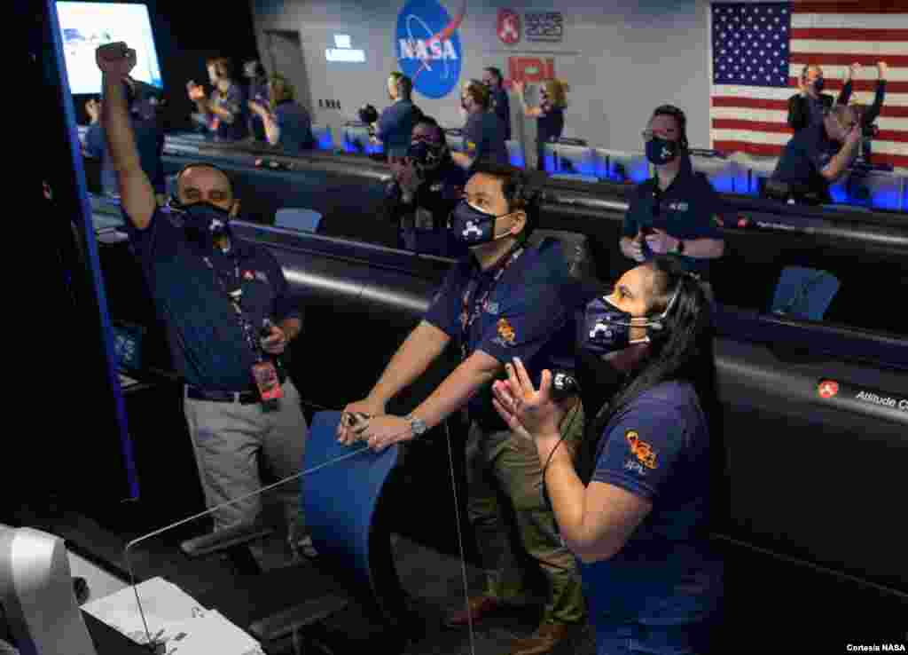 Así se vivió su aterrizaje dentro del centro de control de la misión en el Laboratorio de Propulsión a Chorro de la NASA, en el sur de California. Los miembros del equipo Mars 2020 Perseverance observaron y esperaron con entusiasmo mientras la nave espacial realizaba una serie compleja de pasos antes de aterrizar. [Imagen: NASA/JPL].